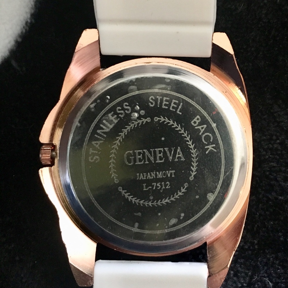 Rose gold watch with white silicone band - Picture 5 of 6